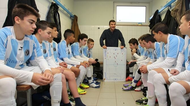 Am Ringelbach sind Übungsleiter nicht einfach nur Trainer, wie hier TSG-Young-Boys-Coach Alexander Blehm (Mitte) für die C-Junio