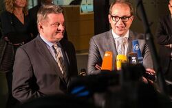 CSU-Generalsekretär Alexander Dobrindt (r) und CDU-Generalsekretär Herman Gröhe nach den Koalitionsverhandlungen vor der SPD-