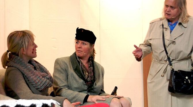 Sagt Eva-Maria (links, Ilona Grauer) die Wahrheit? Inspektorin Darreck (rechts, Ilse Walker) besteht auf einer exakten Aussage.