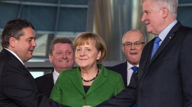 Stellen künftig die neues Bundesregierung: Die amtierende Bundeskanzlerin Merkel (m.), CSU-Vorsitzender Seehofer (r.) und SPD