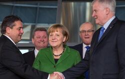 Stellen künftig die neues Bundesregierung: Die amtierende Bundeskanzlerin Merkel (m.), CSU-Vorsitzender Seehofer (r.) und SPD
