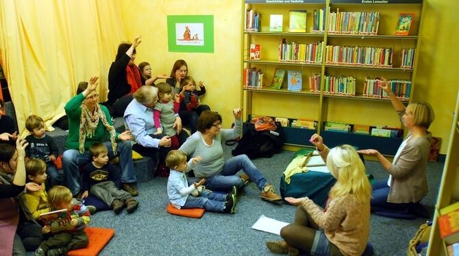 Große und Kleine hatten Spaß bei der Premiere einer Veranstaltungsreihe für »Bücherzwerge« in Pliezhausen.  FOTO: STEIDLE