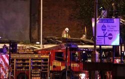 Feuerwehrmänner am Ort des Unglücks in Glasgow. Foto: Andrew Milligan