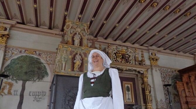 Im goldenen Saal von Schloss Urach: Johanna Kugele als respektlose schwäbische Kammermagd Barbara, seit zehn Jahren eine der mei