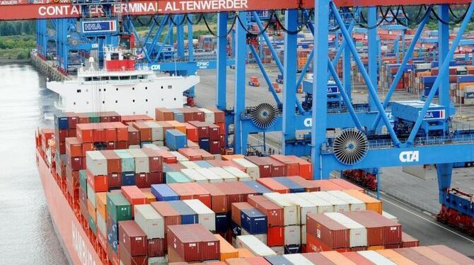 Im Hamburger Hafen wird ein Containerschiff beladen. Foto: Angelika Warmuth/Archiv
