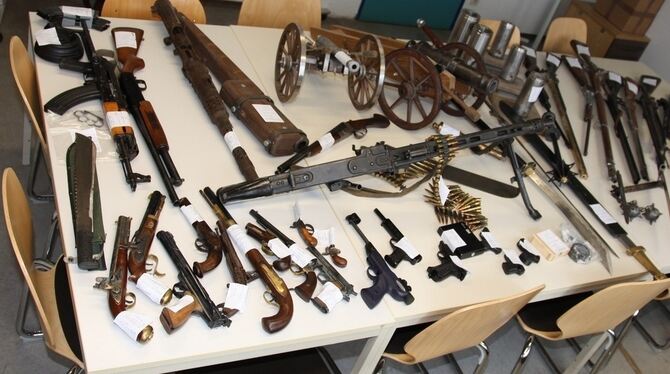 Eine Vielzahl von Waffen hat die Polizei gefunden.