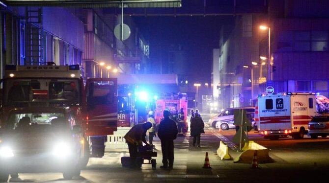 Nach einem Unfall in einer Reinigungsanlage im Mercedes Werk sichern Rettungskräfte die Unfallstelle. Foto: Sven Friebe