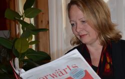 Britta Waschl, Vorsitzende des SPD-Ortsvereins Echaztal, informiert sich in der Parteizeitung »Vorwärts« über den genauen Inhalt
