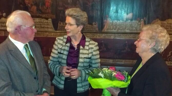 Stadtwinzer Richard Rauscher, 80, ist von OB Barbara Bosch in den Ruhestand verabschiedet worden (rechts Ehefrau Else). FOTO: HÄ