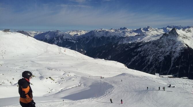 Sportlich, sportlich: Die GEA-Skifahrer und -Snowboarder wurden im Montafon mit tollem Wetter und freien Pisten verwöhnt. FOTO: