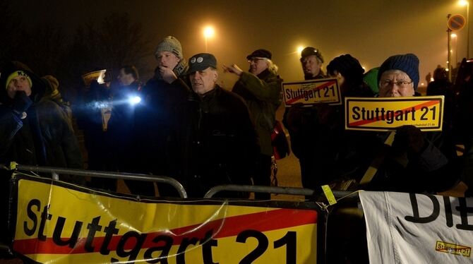 Gegner des Bahnhofprojektes Stuttgart 21 protestieren in Stuttgart gegen den Transport einer Tunnelbohrmaschine.