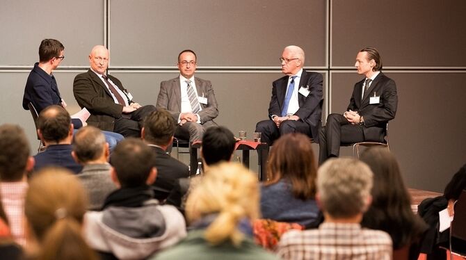 Diskutierten über den Einzelhandel und seine übermächtige Konkurrenz (von links): Moderator Jörg Nowicki, Peter Voss, Vorsitzend Diskutierten über den Einzelhandel und seine übermächtige Konkurrenz (von links): Moderator Jörg Nowicki, Peter Voss, Vorsitzend