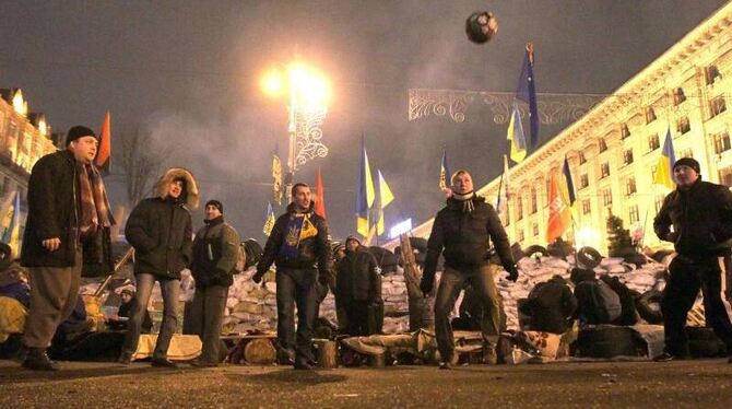 Kalte Nächte in Kiew: Um warm zu bleiben spielen ein paar Demonstranten Fußball. Foto: Tatyana Zenkovich