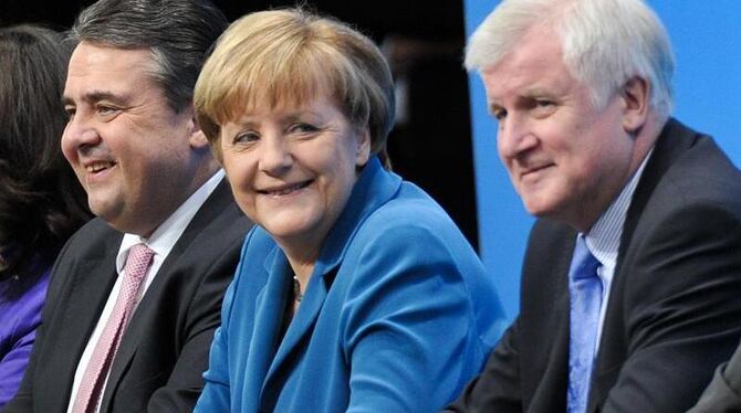 Der SPD-Vorsitzende Sigmar Gabriel, Angela Merkel und CSU-Chef Horst Seehofer (v.l.) nach der Unterzeichnung des Koalitionsve