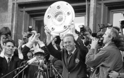 Der Franz, der kann’s: Nach fünf Titeln als Spieler (1969, 1972, 1973, 1974 Bayern; 1982 HSV) holte auch Trainer Beckenbauer die