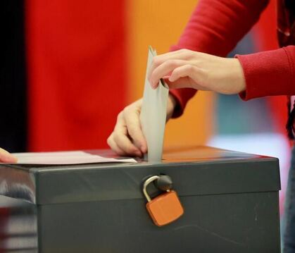 Bundestagswahl Wahlurne Wahlzettel