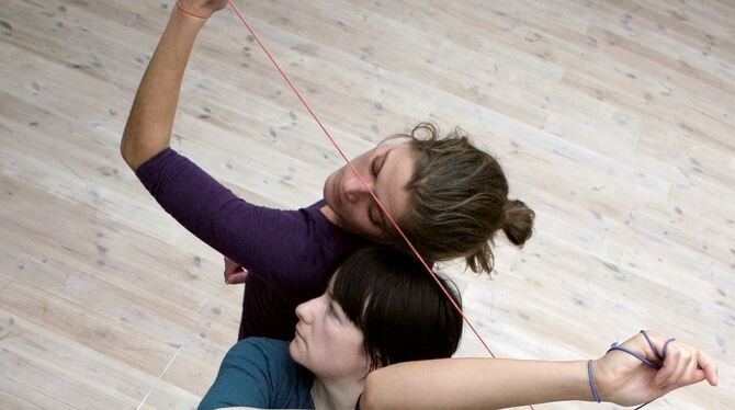 Szene aus Eva Baumanns Dreipersonen-Choreografie »in camera«, die derzeit am Theaterhaus gezeigt wird. FOTO: PR