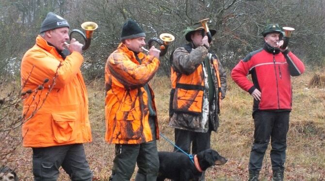 Szene auf der Jagd: Hornbläser in »Blaze Orange«. FOTO: WURSTER