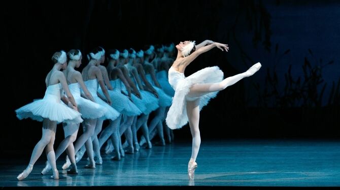 Die Balletttänzerin Uliana Lopatkina tanzt während einer Schwanensee-Aufführung. Foto: Natasha Razina/Mariinsky-Theater