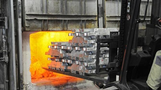 Energieintensive Industrie: Beim Felgenhersteller BBS werden Aluminiumbarren in den Schmelzofen gefahren. Foto: Patrick Seege Energieintensive Industrie: Beim Felgenhersteller BBS werden Aluminiumbarren in den Schmelzofen gefahren. Foto: Patrick Seege
