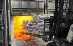 Energieintensive Industrie: Beim Felgenhersteller BBS werden Aluminiumbarren in den Schmelzofen gefahren. Foto: Patrick Seege