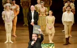 Reid Anderson mit der Urkunde des Europäischen Tanz-Kulturpreises. Foto: Stuttgarter Ballett