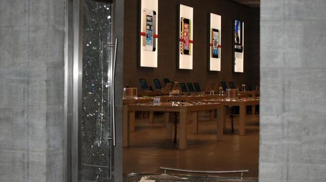 Zerstörter Eingangsbereich des Apple Stores in Berlin. Foto: Oliver Mehlis