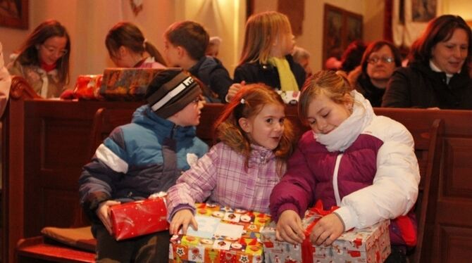 Das Warten hat ein Ende: Kinder in Máriahalom freuen sich über die Weihnachtspäckchen aus Steinhilben. FOTO: LEUSCHKE