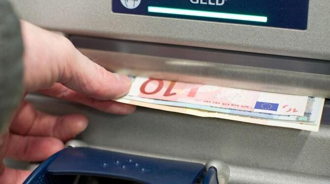 Euro-Scheine werden aus einem Geldautomat gezogen. Foto: Friso Gentsch/Archiv