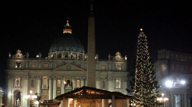 Blick auf den weihnachtlichen Petersplatz mit dem Petersdom und einer Krippe. Foto: Maurizio Brambatti