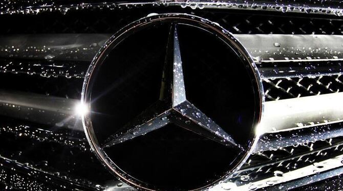 Ein mit Regentropfen bedeckter Mercedes-Stern am Kühler eines Mercedes der S-Klasse Foto: Karl-Josef Hildenbrand/Symbolbild Ein mit Regentropfen bedeckter Mercedes-Stern am Kühler eines Mercedes der S-Klasse Foto: Karl-Josef Hildenbrand/Symbolbild