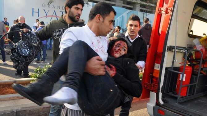 Verletzte werden in Krankenhäuser gebracht. Foto: Wael Hamzeh