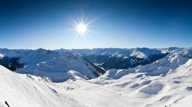 »Montafon Totale«: Frühaufsteher können schon um 7 Uhr das Panorama des größten Skigebiets der Region, Silvretta Montafon, genießen. FOTOS: PR
