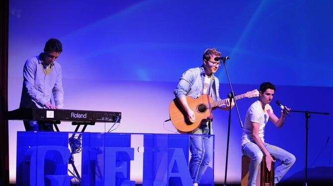 In der Reutlinger Stadthalle war Gitarrist Dominik Vona noch gut bei Stimme. Rechts im Bild: Ismail Erol. GEA-FOTO: PACHER