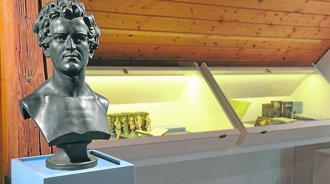 Diese Büste Wilhelm Hauffs ist ebenfalls ein Teil der neuen Ausstellung über den Schriftsteller im Honauer Museum. FOTO: HOMOLKA
