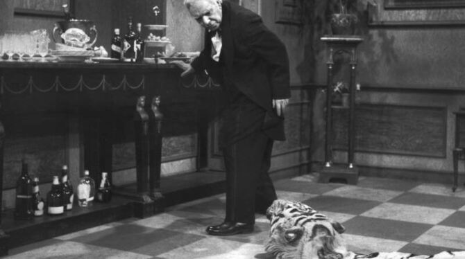 Freddie Frinton als Diener James. (Aufnahme vom 08.03.1963). Foto: Annemarie Aldag/NDR