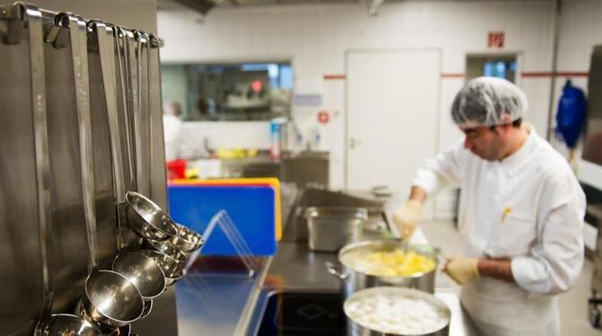 Ein Koch steht in einer Küche in einem Essener Hotel: Laut einer Umfrage wird es im Gastgewerbe in der Wintersaison in jedem