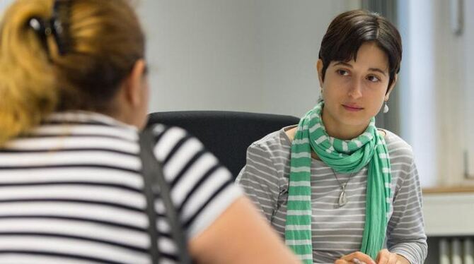 Die städtische Beraterin von der Erstberatungsstelle Südosteuropa spricht mit einer Bulgarin. Foto: Uwe Anspach/Archiv