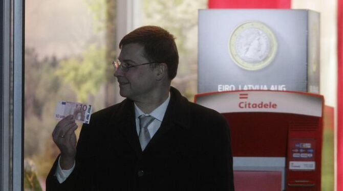 Lettlands Ministerpräsident Valdis Dombrovskis hob erstmal zehn Euro ab. Foto: Valda Kalnina