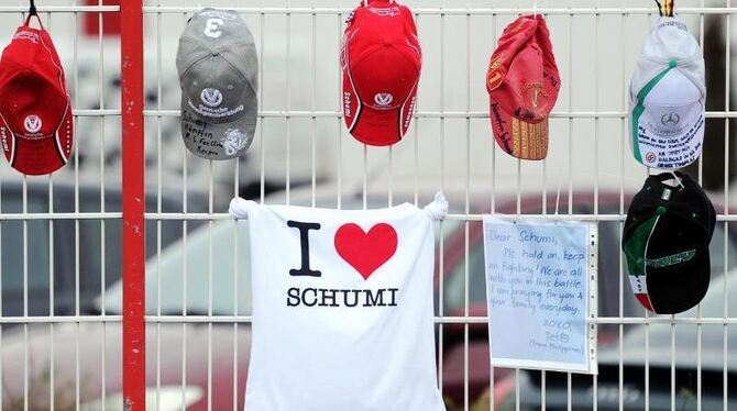 Fan-Kappen und ein T-Shirt hängen am Michael-Schumacher-Kartcenter in Kerpen. Foto: Marius Becker