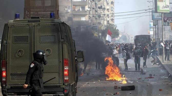 Einsatzkräfte der Polizei gehen am Freitag in Kairo gegen Anhänger der Muslimbruderschaft vor. Foto: Khaled Elfiqi