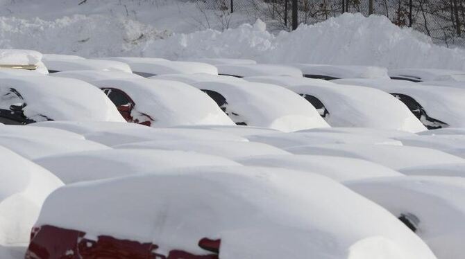 Welches war meins? - Die Suche nach dem eigenen Fahrzeug wird durch den heftigen Schneefall nicht leichter. Foto: CJ Gunther