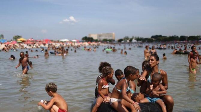 Brasilianer suchen am Strand von Rio de Janeiro Abkühlung von der Hitze. Foto: Antonio Lacerda