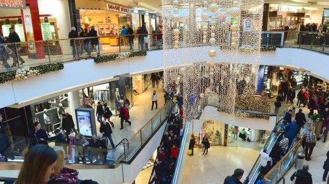 Menschen drängen sich durch ein Einkaufszentrum: Heute wird die Inflationsrate für 2013 veröffentlicht. Foto: Peter Steffen/d