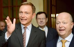Der FDP-Vorsitzende Christian Lindner (links) und Michael Theurer, Landesvorsitzender in Baden-Württemberg, unterhalten sich im 
