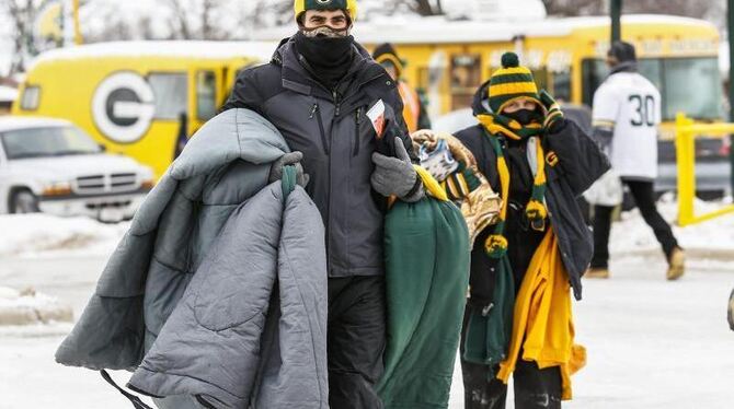 Fans präparieren sich mit Decken zum Spiel der San Francisco 49ers und der Green Bay Packers in Green Bay, Wisconsin. Foto: T