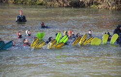 Neckarschwimmer am Dreikönigstag in Tübingen. FOTO: MEYER