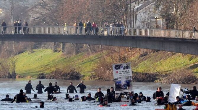 Stau- und ampelfrei durch Tübingen: Rund 110 Rettungstaucher von Feuerwehren der Region und der DLRG ließen sich am Dreikönigsta