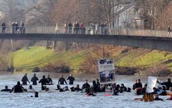 Stau- und ampelfrei durch Tübingen: Rund 110 Rettungstaucher von Feuerwehren der Region und der DLRG ließen sich am Dreikönigsta