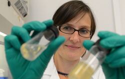 Forscherin Kirsten Borchers hält in Stuttgart im Frauenhofer Institut speziell zur Biotinte veränderte flüssige Gelatine (links)